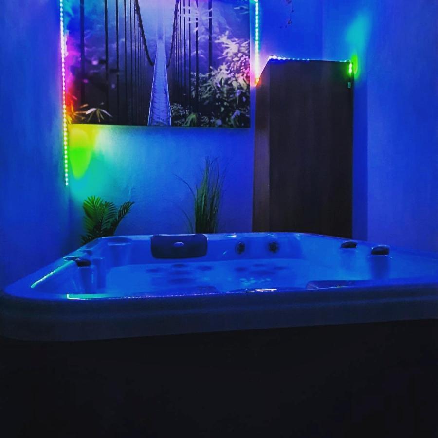 Maison Avec Jacuzzi Saint-Mitre-les-Remparts Exterior foto